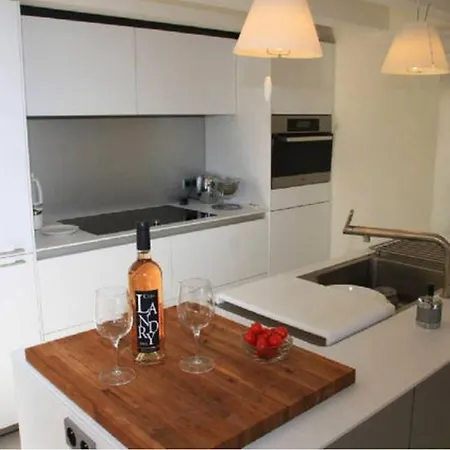 Rousse Les Pieds Dans L'eau Apartmán *