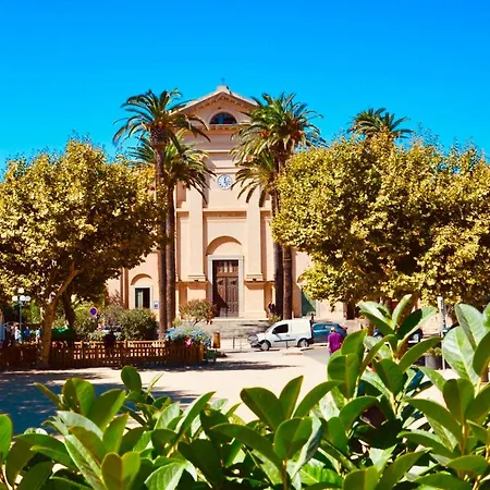 Rousse Les Pieds Dans L'eau