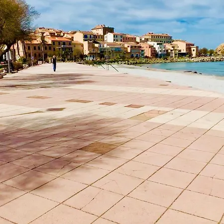 Rousse Les Pieds Dans L'eau * L'Ile-Rousse (Corsica)
