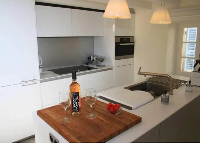 Rousse Les Pieds Dans L'eau Apartman *