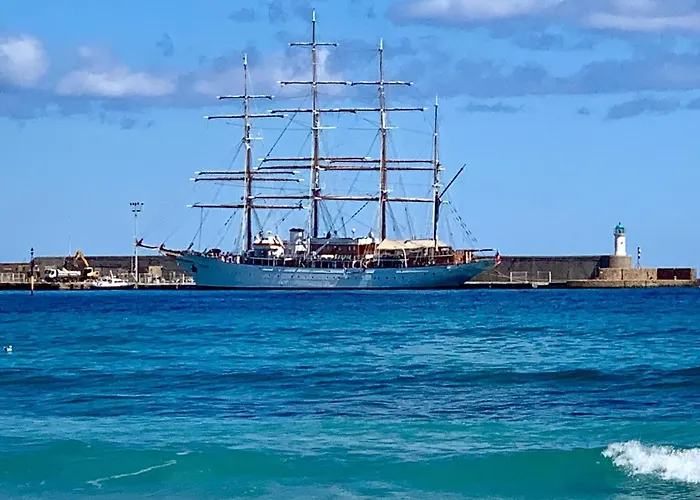 Rousse Les Pieds Dans L'eau