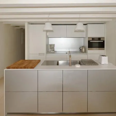 Rousse Les Pieds Dans L'eau *