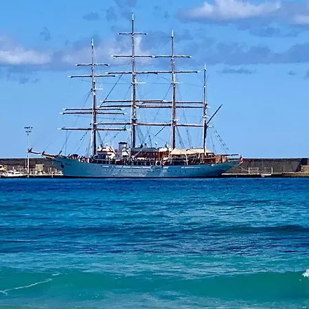 L’ile Rousse Les Pieds Dans L’eau