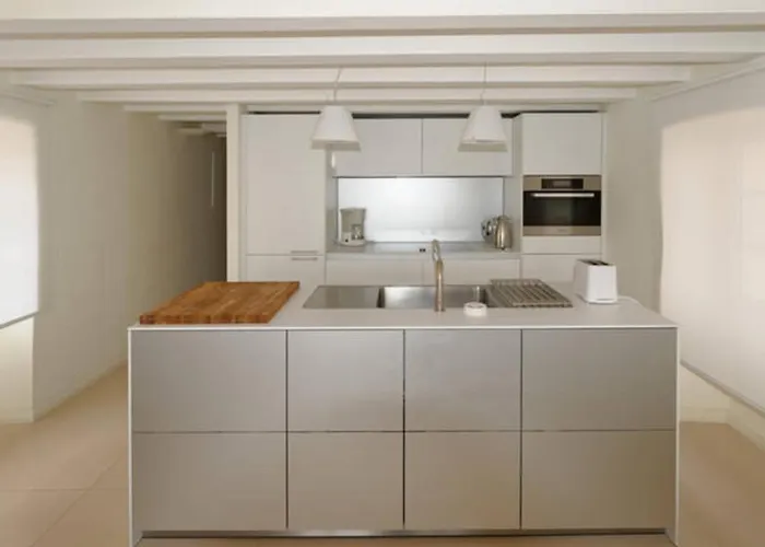 Rousse Les Pieds Dans L'eau *