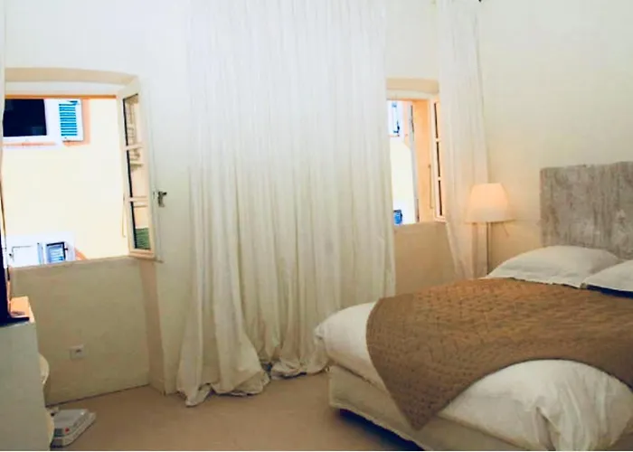 Rousse Les Pieds Dans L'eau LʼÎle-Rousse