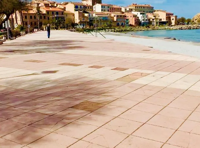 Rousse Les Pieds Dans L'eau * LʼÎle-Rousse